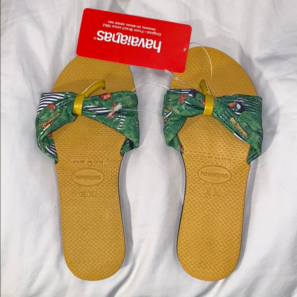 Havianas burned yellow sandals sz 6
